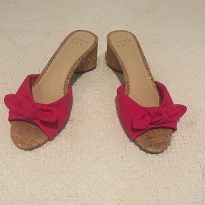 Crown & Ivy Women's Fuchsia Bow Mules